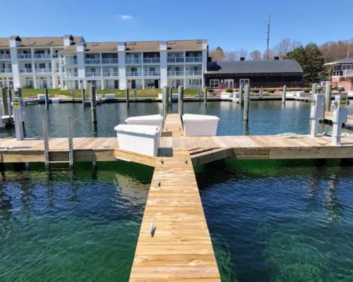 Waterfront Setting w/ Top-Floor Views Overlooking Lake Charlevoix 샤를부아 호텔