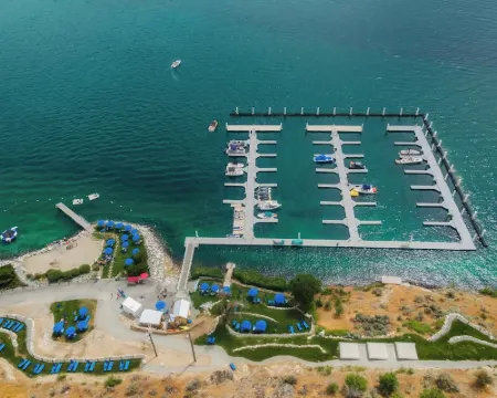 Outdoor Heater & Covered Patio, Paddle Boards, Fire Table, Bikes, Outdoor Games Hotels in Chelan