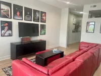 Perfect Location! Skyline View!Gym/Free Parking/Newly Renovated Pool