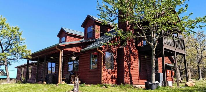 Mountainside Cabin in Medicine Park-Stunning Views-Borders Ft. Sill-Sleeps 16. Hotels in Comanche County