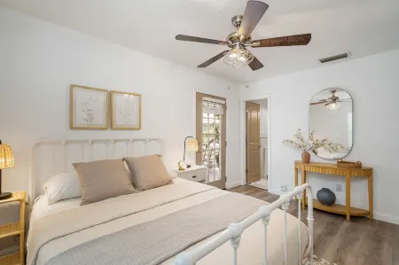 Beachie Cottage with luxury Spa, steps to the beach.