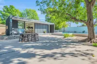 The Phoenix Sanctuary Guesthouse - Saltwater Pool & Dog Friendly 阿爾罕布拉住宿飯店