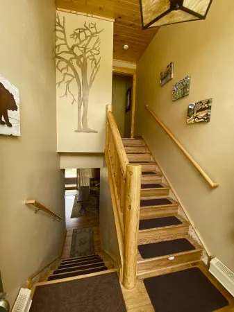 “Luxury Living by the River: Embrace Comfort, Surrounded by Wildlife.  2B2Bcondo Отели рядом с достопримечательностью «Gem Lake»