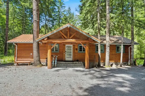 Secluded River Front Cabin @ Mt Rainier w/ Hot Tub