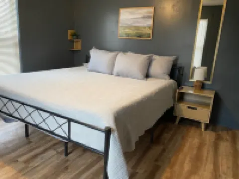 A great stay, close to Spire, GOTL, & Wineries....King Bed!