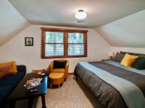 Look out at the treetops at the cozy Paoli Nest. Near Epic Systems and Madison. Hotels in Verona
