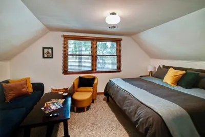 Look out at the treetops at the cozy Paoli Nest. Near Epic Systems and Madison.