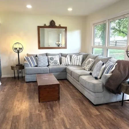 Remodeled gorgeous cottage overlooking horse farm. Family and work friendly.