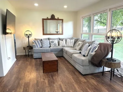 Remodeled gorgeous cottage overlooking horse farm. Family and work friendly.