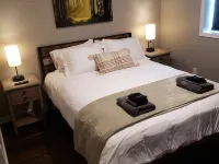 Recently renovated end-unit apartment in the heart of the Finger Lakes Hoteles en Hector