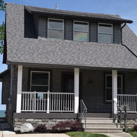 LAKESIDE RETREAT-Overlooking the scenic beauty of Lake Erie, Lorain,Ohio