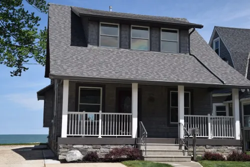 LAKESIDE RETREAT-Overlooking the scenic beauty of Lake Erie, Lorain,Ohio
