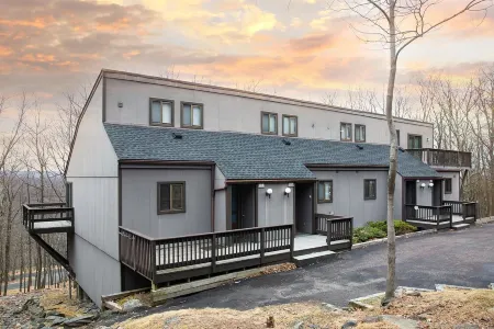 Poconos Camelback Retreat-Pet Friendly, Ski-In/Out, Pool, Waterpark, Outlet Mall