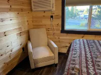 Aug & Sept dates available-Tiny Cabin-22 mi to YNP-Island Park Hotel dekat Pinecone Playhouse at Mack's Inn Resort