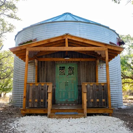 Lampasas' only grain silo cabin. Close to 3 State Parks and Spider Mountain