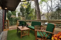 Cozy 2 BR bungalow, moody design, walk to square