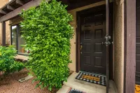 Steps from the River! Cozy 2 bed/ 2 bath condo. Min 30 day rental.