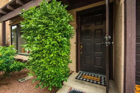 Steps from the River! Cozy 2 bed/ 2 bath condo. Min 30 day rental.