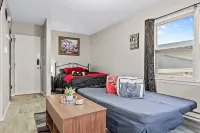 Aurora Gem: Cozy Studio, near Downtown Aurora Hotel dekat Paramount Theatre