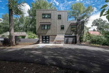 Red Elephant Resort next to the Big Wood River - When Only the Best Will do. Отели в г. Хейли