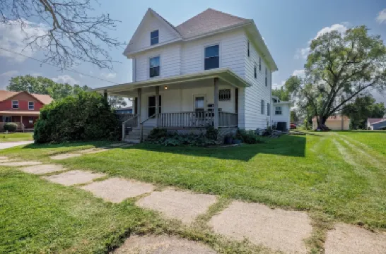 King Bed, Pet Friendly, Main Floor, Walk Downtown Hotels in 
