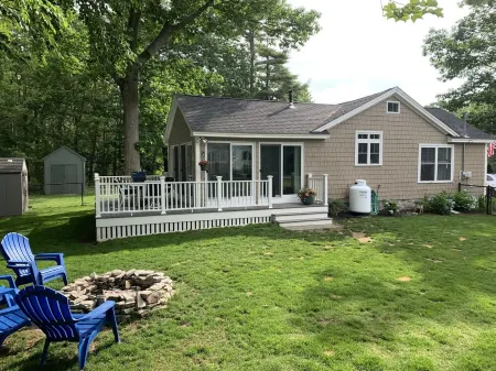 Cute cottage close to short sands beach Отели рядом с достопримечательностью «Лонг Сандс Бич»