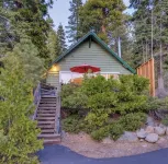 Cozy, secluded cabin, great location and beautiful spa with sweeping views! North Tahoe Art Center 주변 호텔