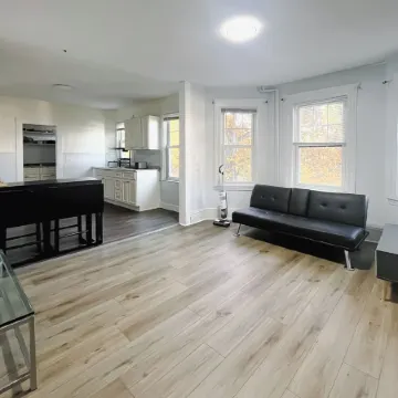 Renovated 3-bedroom apartment in Dedham - Legacy Mall Отели в г. Дедхэм