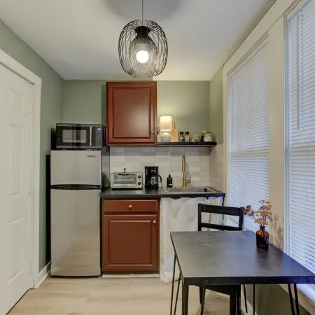 Tiny Trendy Traveler's Studio in Historic Midtown!
