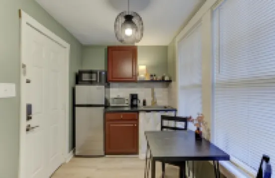 Tiny Trendy Traveler's Studio in Historic Midtown!