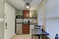 Tiny Trendy Traveler's Studio in Historic Midtown!
