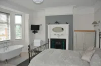 Beautiful and Spacious House Close to the Beach. Pet Free