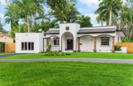 Lakefront Lux Home • GameRoom, Golf, Court & Kayak