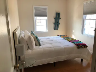 Comfortable and convenient 2 bedroom home with an office and off-street parking Diamond Jo Casino附近的飯店