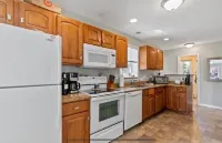 Minutes to Walnut Beach, newly renovated 3 bedroom home