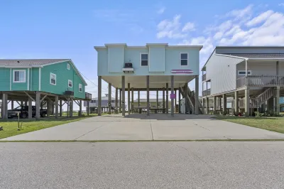 “Paradise Found”  Second row beach house with spectacular views of the ocean!!!! Hotel in zona Galveston Island
