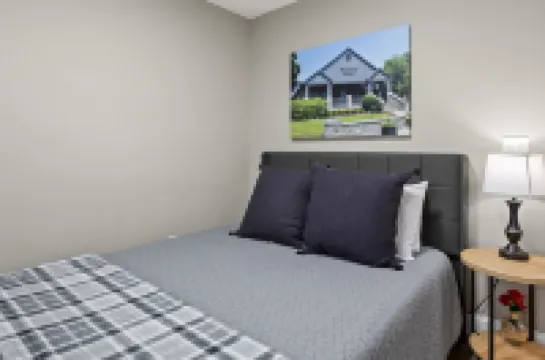 Bourbon Chaser- Horse Park 12min, Ark 30min, Hot Tub, 4 Bedrooms, Walk Downtown