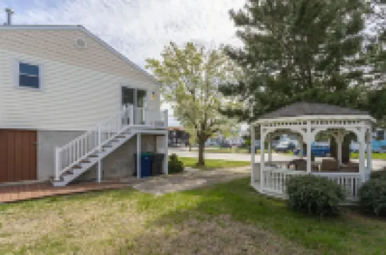 4 bdrm , 2 bath beach house 1 1/2 blocks from beach!