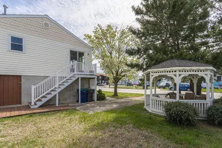 4 bdrm , 2 bath beach house 1 1/2 blocks from beach!