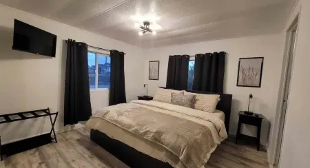 Tiki Escape w/ Amazing Mountain and Marsh Backdrop Отели рядом с достопримечательностью «Jetty Marina»