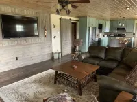 Ennis, MT: Conveniently located vacation cabin
