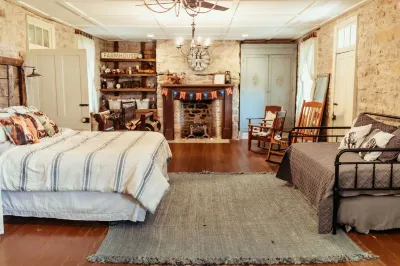 Beautiful historical two story stone farmhouse Hotels near Bonne Terre Mine "The Mine at Bonne Terre"
