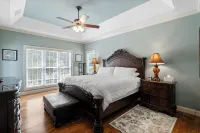 Family Resort! MINI GOLF, heated pool, lakefront, hot tub, game room & theater!