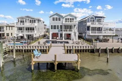Spacious Bayfront Home with Pool Отели в г. 