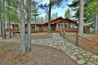 Family Retreat with Privacy and Comfort on Middle Eau Claire Lake. Fast Wifi! Các khách sạn ở Barnes