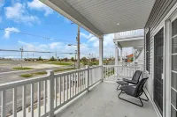 Rooftop Hot Tub w/ bayview, 10 min walk to beach, linens + towels included