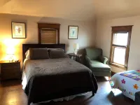 1 BLOCK TO TOWN ~ 5 BLOCKS TO BEACH! Leave your car at home for the duration!