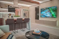 Modern & Chic Condo Prime Location Run by Owners