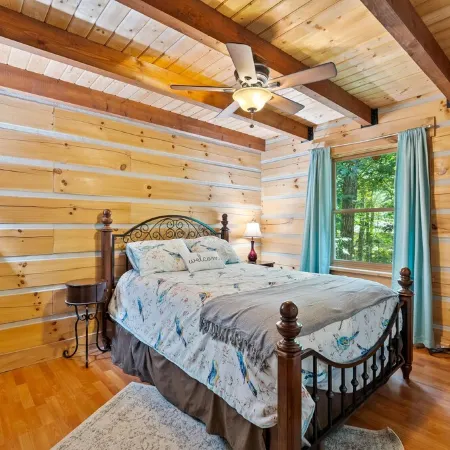 Beautiful LOG HOME-Poker & Pool Table, Xbox, Firepit,Jacuzzi tub,Week Specials!