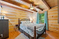 Beautiful LOG HOME-Poker & Pool Table, Xbox, Firepit,Jacuzzi tub,Week Specials!